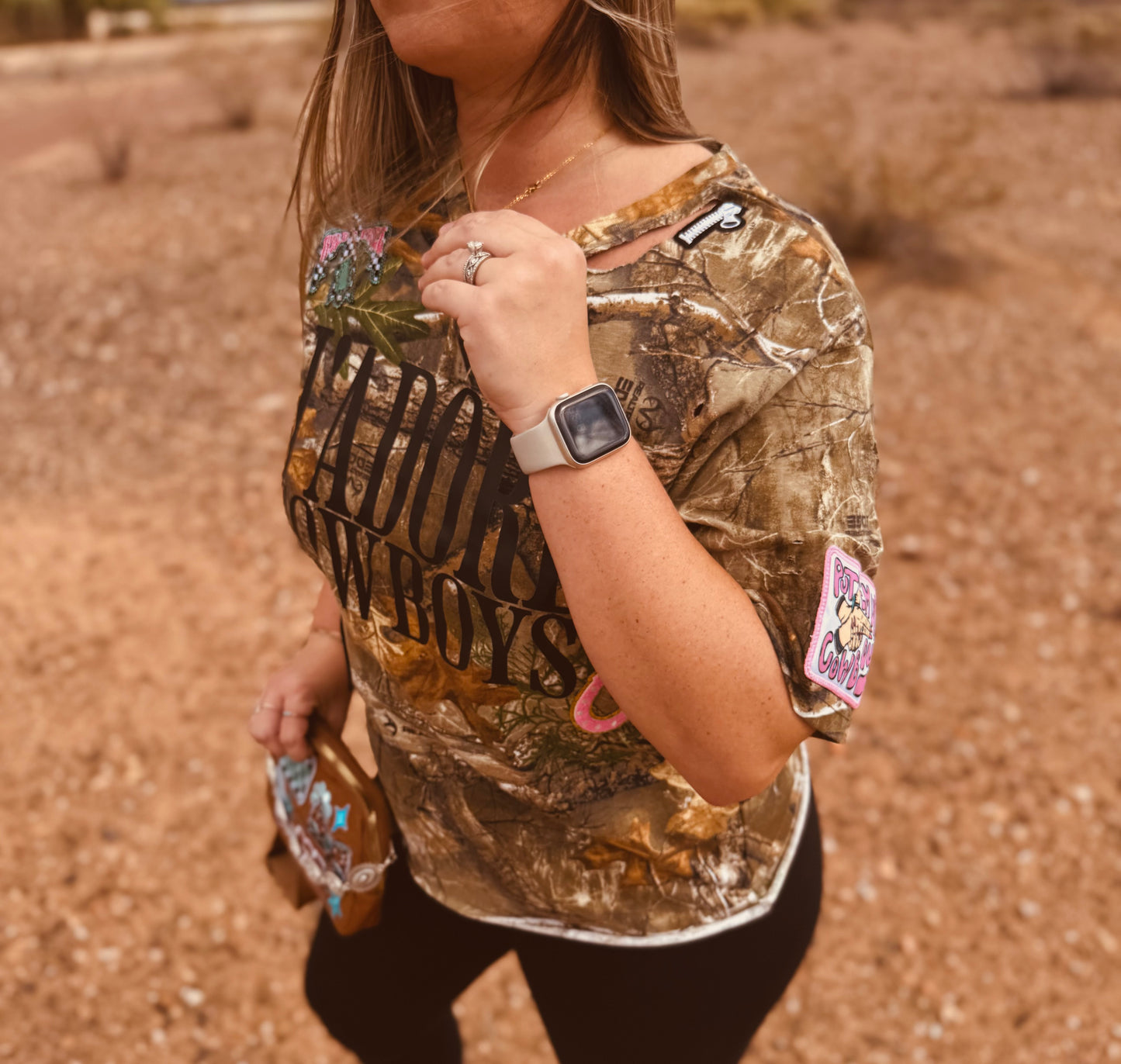 VT- COWBOYS WILD AND FREE THUNDERBIRD Put em up pink - REALTREE CAMO TSHIRT