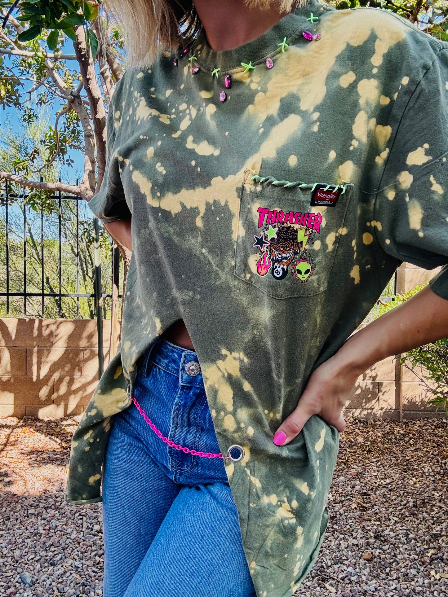 TEE-RHINESTONE THRASHER ALIEN NEON babe   - slit FRONT chain work rhinestoned collar rhinestones HUSBAND POCKET TEE LARGE