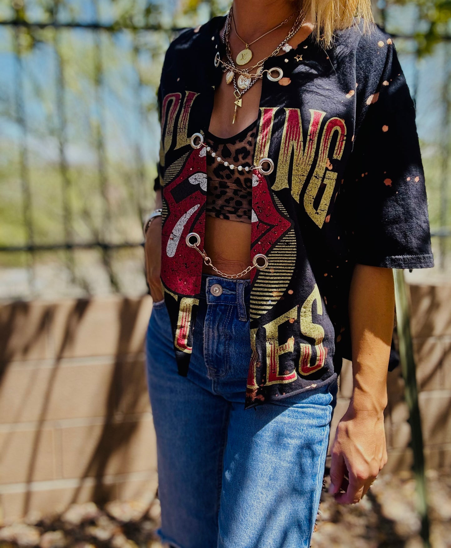TEE-RED LIP BAND BABE CHAIN  - DAD TEE X-LARGE