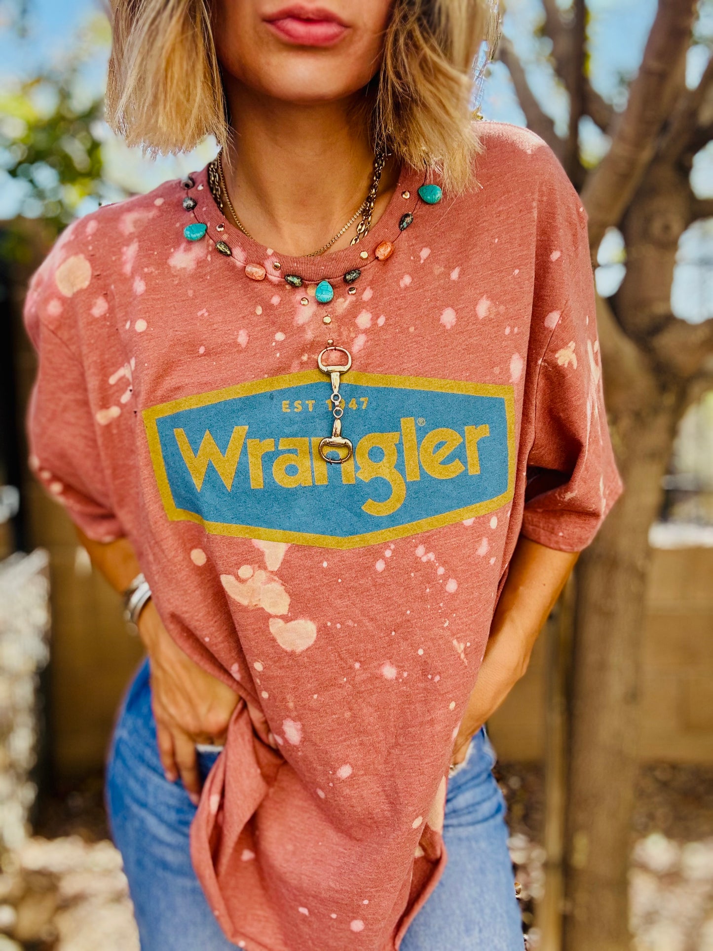 TEE-COWWGIRL BEADED COLLAR VINTAGE GREY +DAD TEE LARGE  cut off bottom