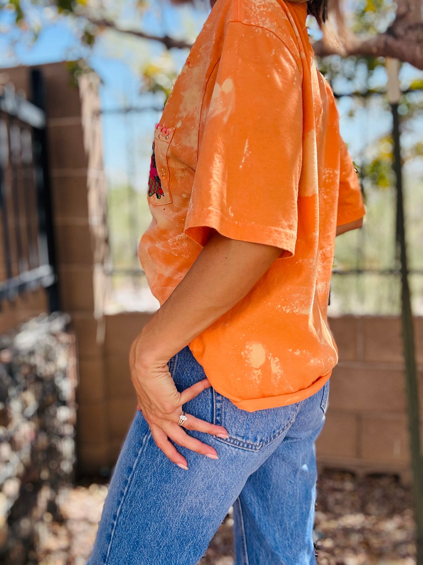 MD- stay weird orange ghostie  +HUSBAND POCKET SHIRT -LARGE