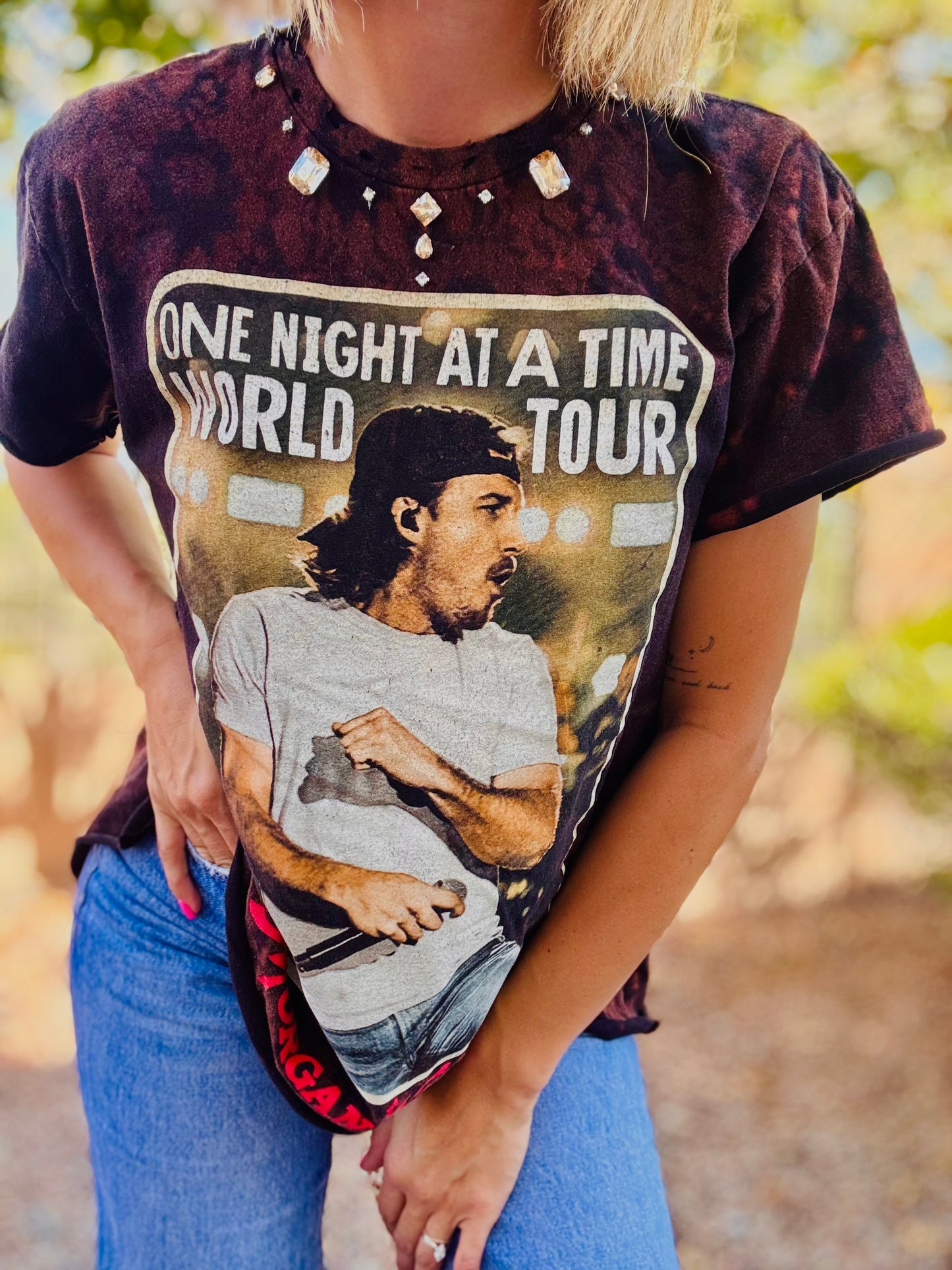 TEE-RHINESTONE Morgan   - slit back chain work rhinestoned collar rhinestones DAD TEE MEDIUM