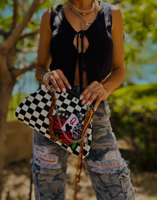 AA-take it easy queen black and white checkered +** LIZZIE KISS CLUTCH**
