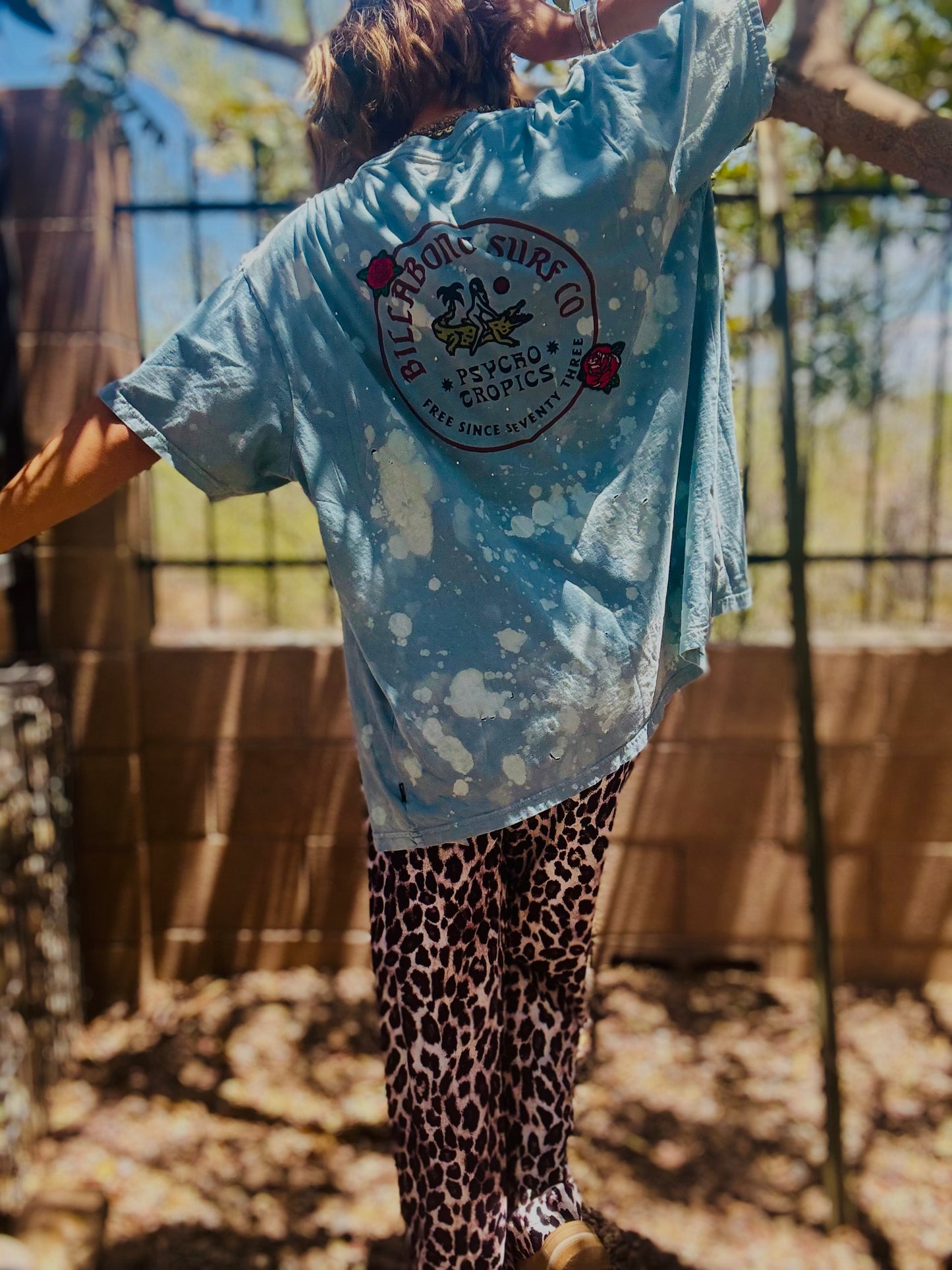 TEE- surf babe alligator- DAD KIMONO TEE MENS LARGE
