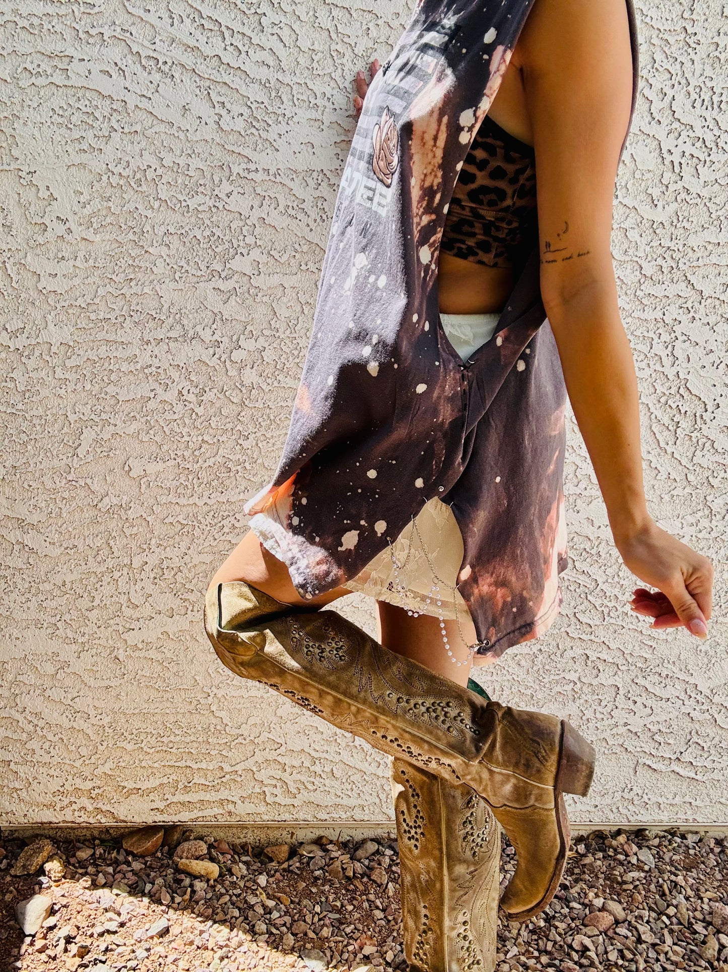 TEE-Hunting baddie - DAD TEE MENS LARGE made to wear like dress with skirt or shirts underneath fits like a S/M