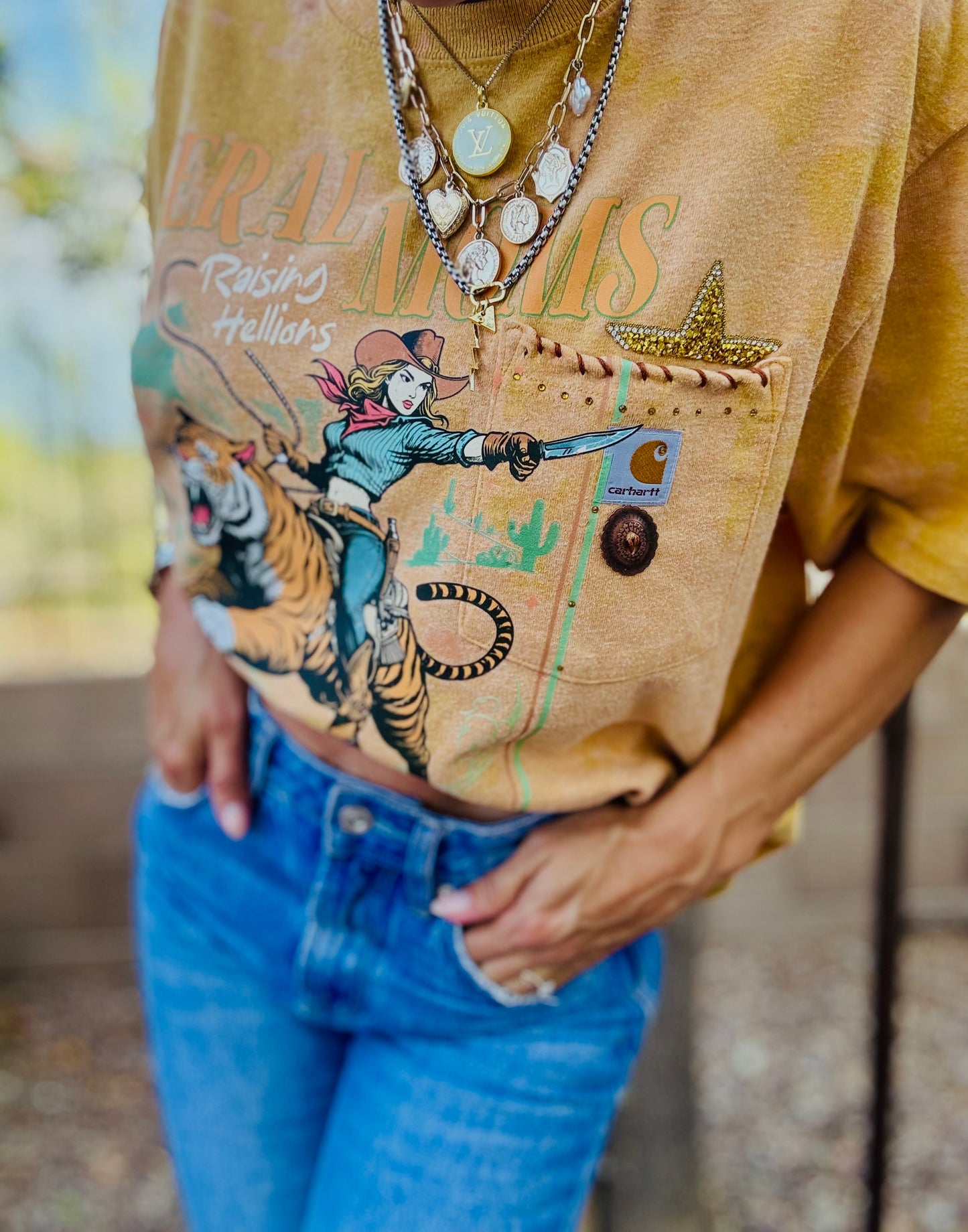 TEE-FERAL MOMS +HUSBAND POCKET SHIRT -MEDIUM