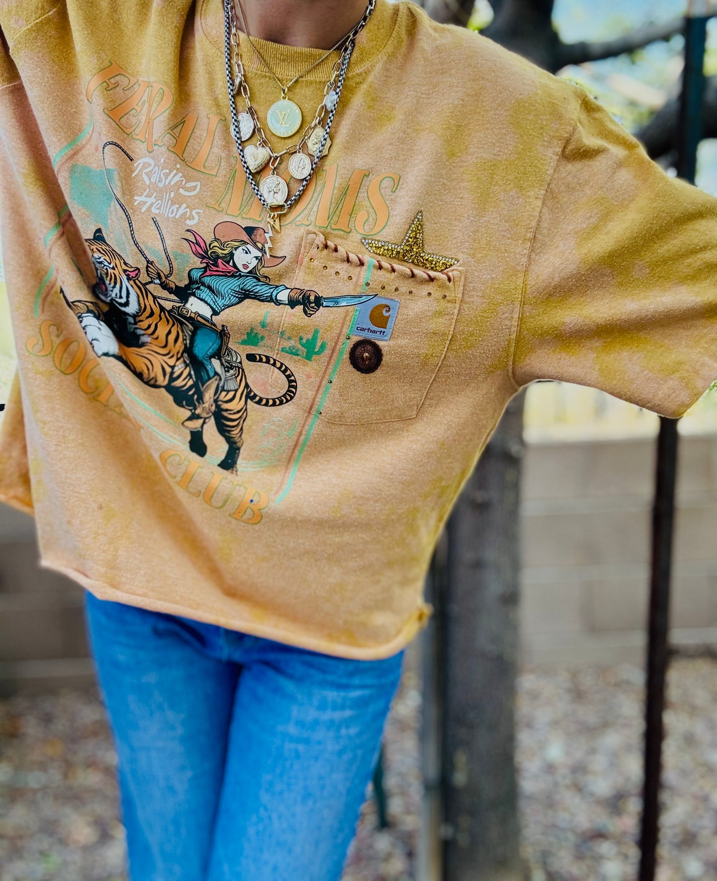 TEE-FERAL MOMS +HUSBAND POCKET SHIRT -MEDIUM
