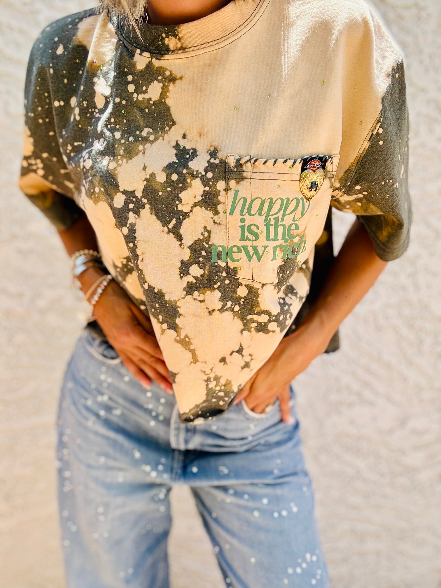 TEE- happy is the new rich 2.0 HUSBAND POCKET SHIRT - MENS SMALL CUT