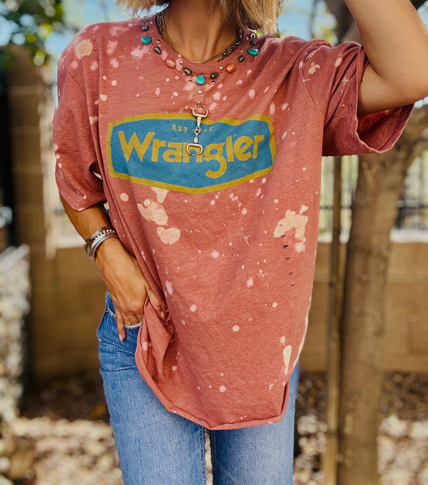 TEE-COWWGIRL BEADED COLLAR VINTAGE GREY +DAD TEE LARGE  cut off bottom