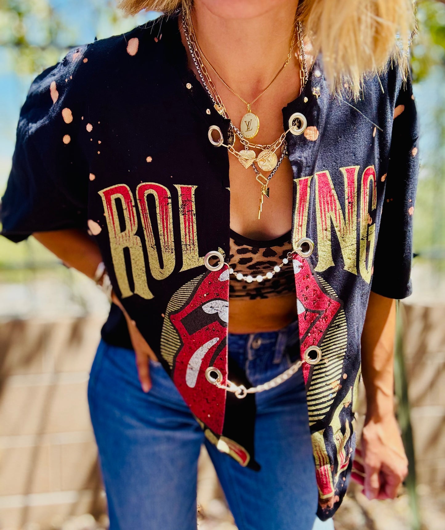 TEE-RED LIP BAND BABE CHAIN  - DAD TEE X-LARGE