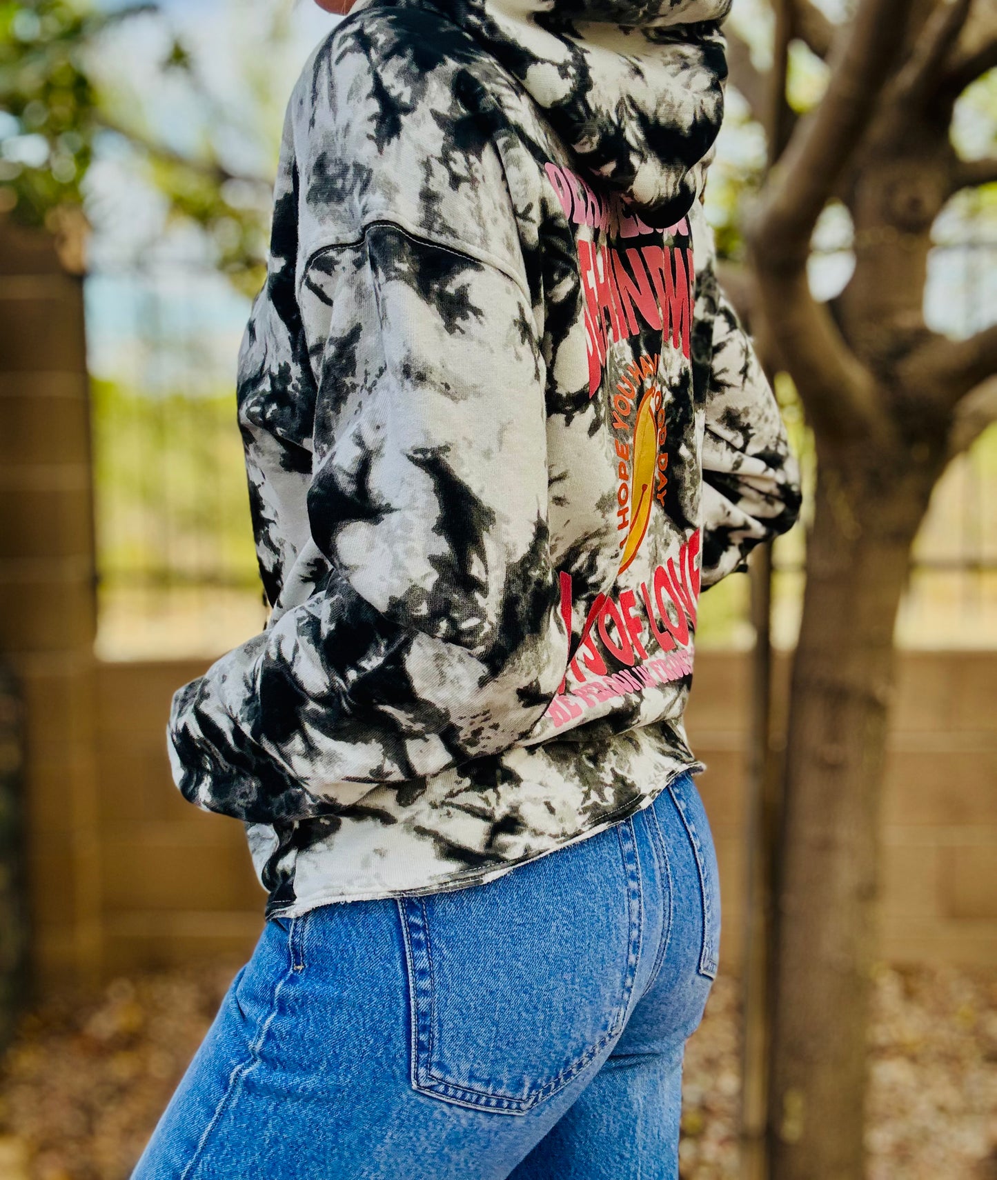 CD- NECKLACE Hoodie to the person behind me…  the dye - lace vintage wash+ Men’s unisex size SMALL- Cut off bottom band hem