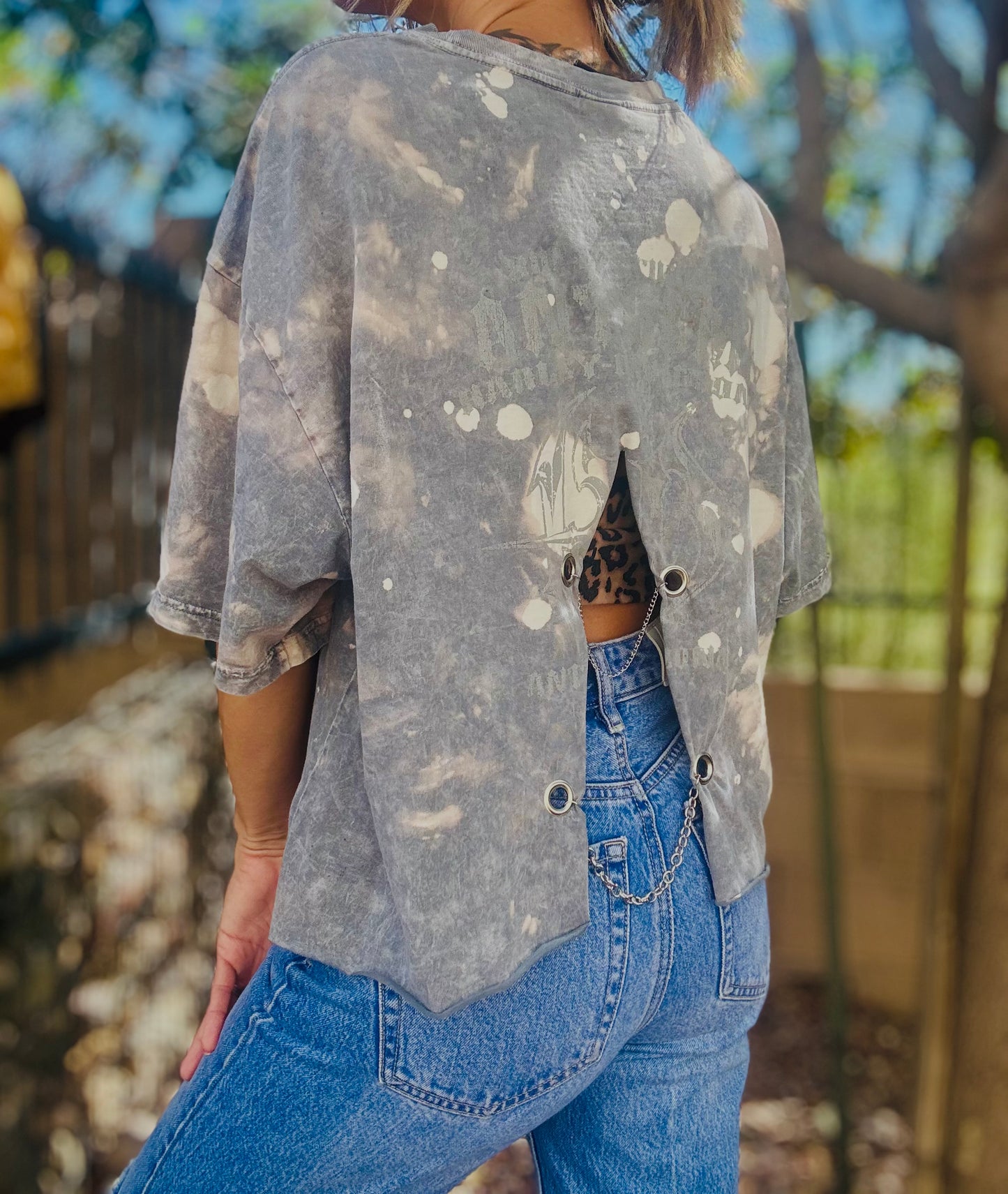 TEE-rhinestones vintage bike distressed grey- DAD TEE slit 1/2 back chain work rhinestones collar XL cropped