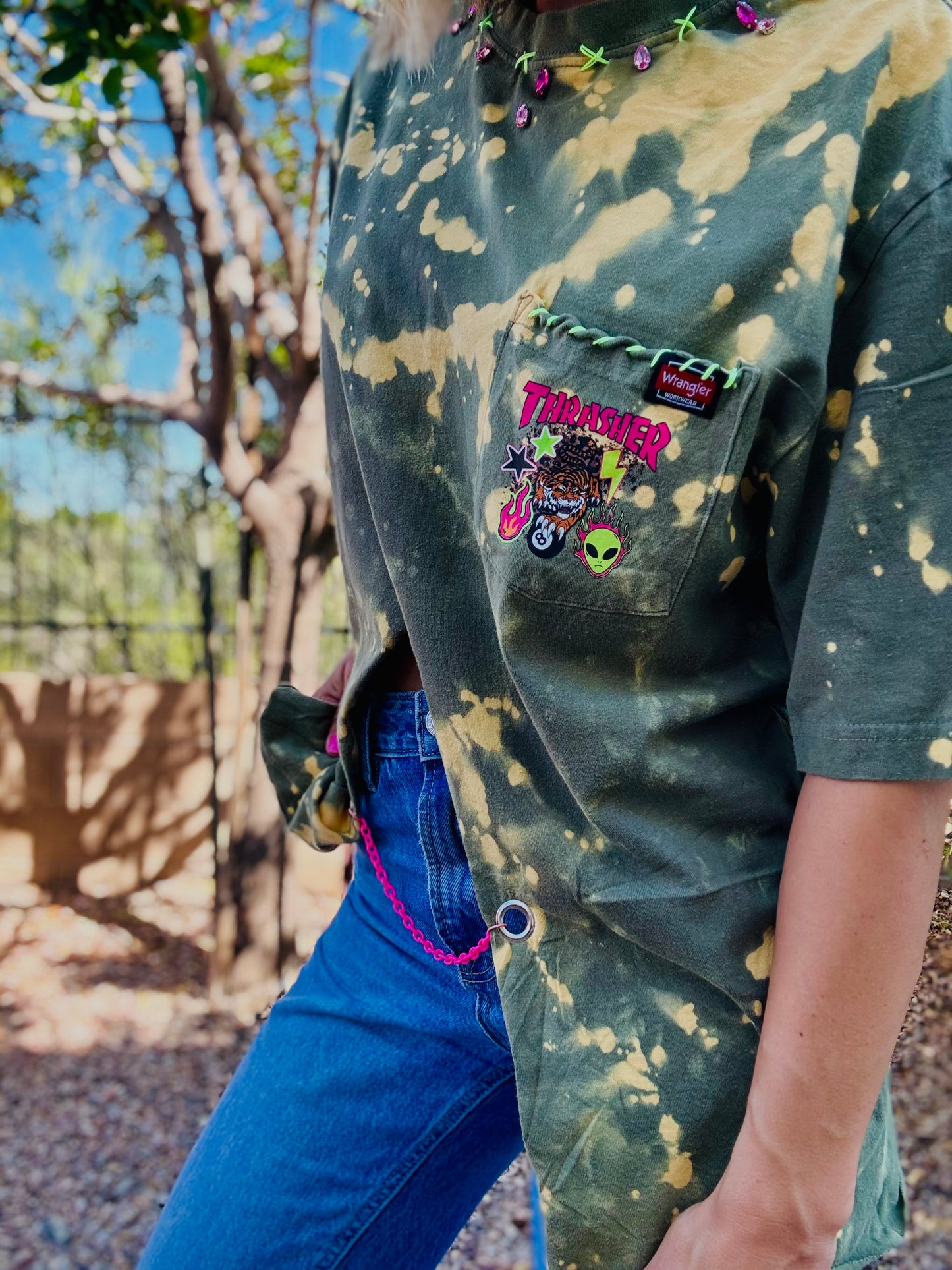 TEE-RHINESTONE THRASHER ALIEN NEON babe   - slit FRONT chain work rhinestoned collar rhinestones HUSBAND POCKET TEE LARGE