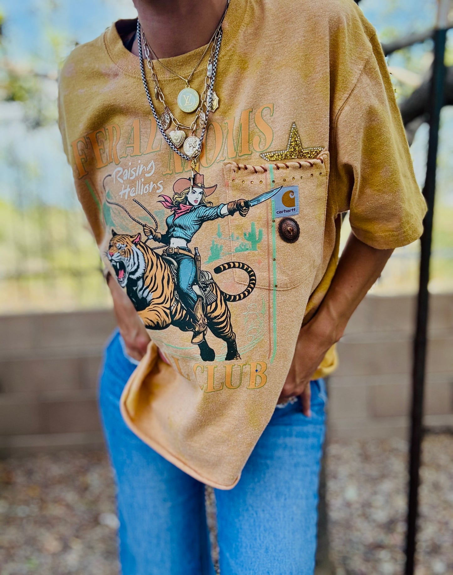 TEE-FERAL MOMS +HUSBAND POCKET SHIRT -MEDIUM