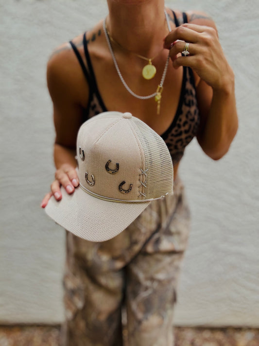 AUG-VINTAG METAL HORSESHOE PIN TRUCKER HAND STITCHED DETAILS ON CORDUROY SNAPBACK with silver chain