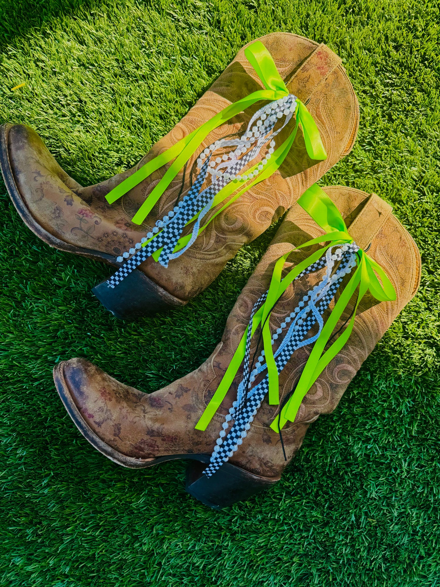 BB- lime green and checkered BOOT BOWS