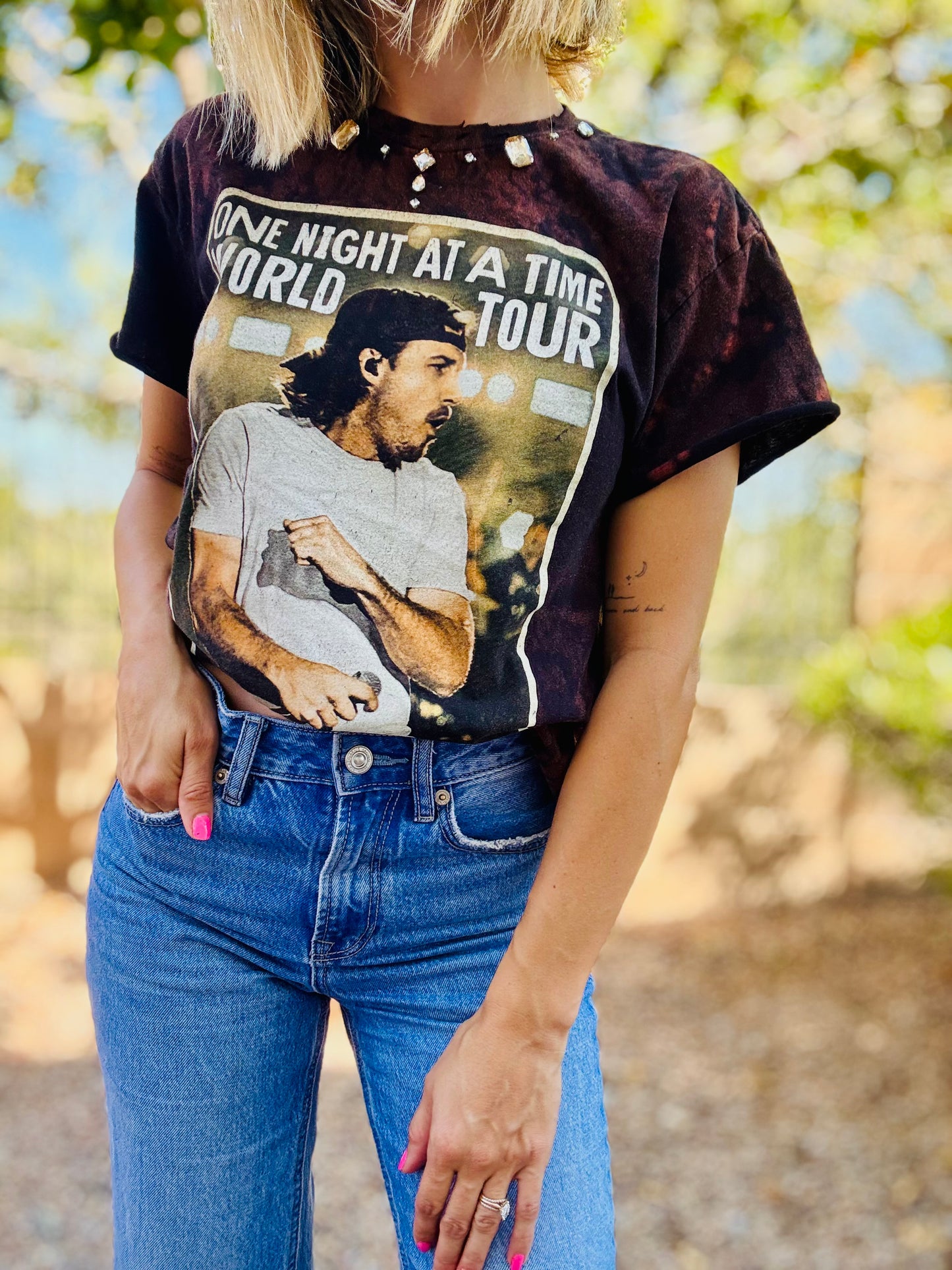 TEE-RHINESTONE Morgan   - slit back chain work rhinestoned collar rhinestones DAD TEE MEDIUM