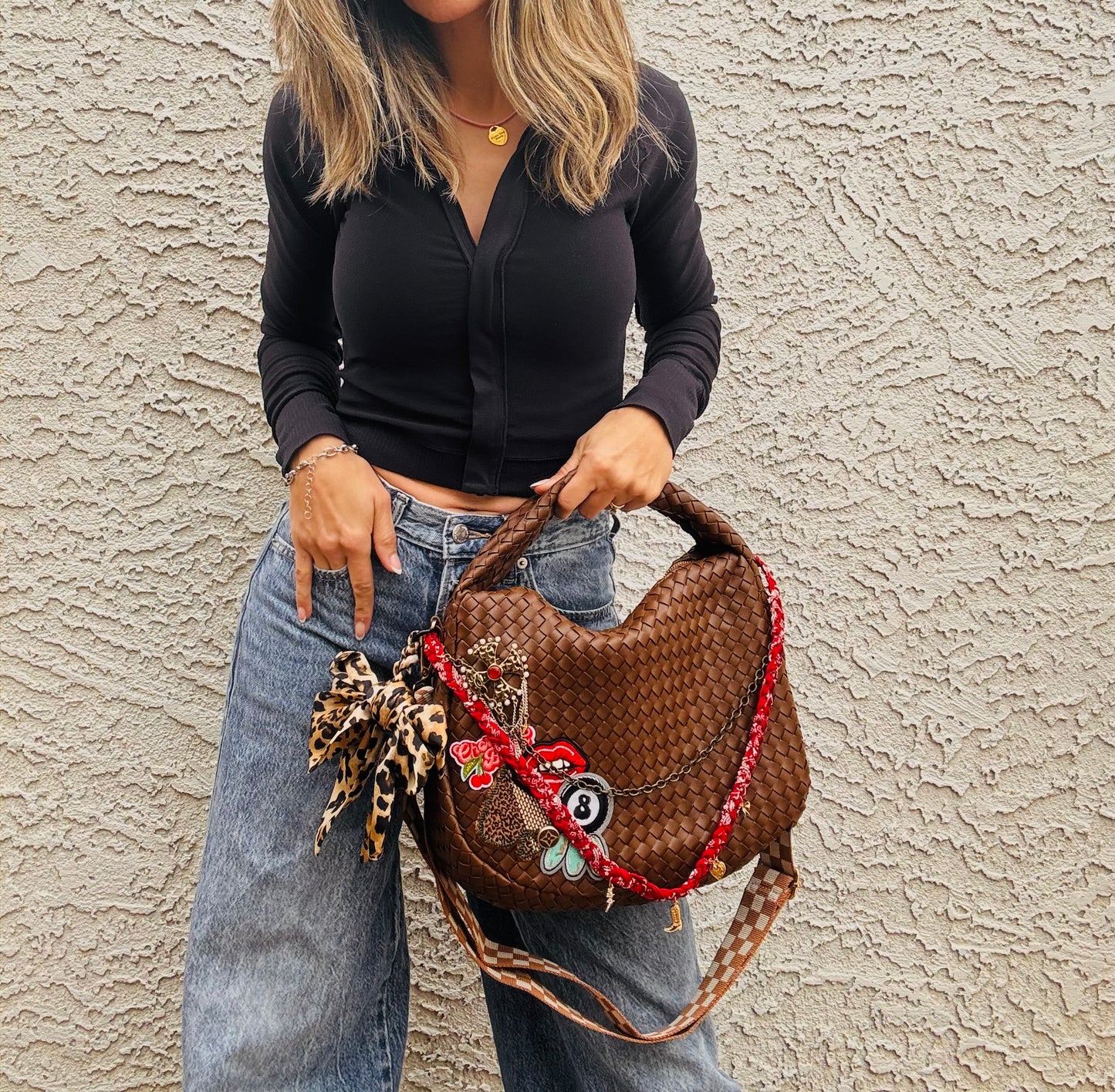 AM-cherry bomb brooch *CHANDLER BAG** chocolate brown